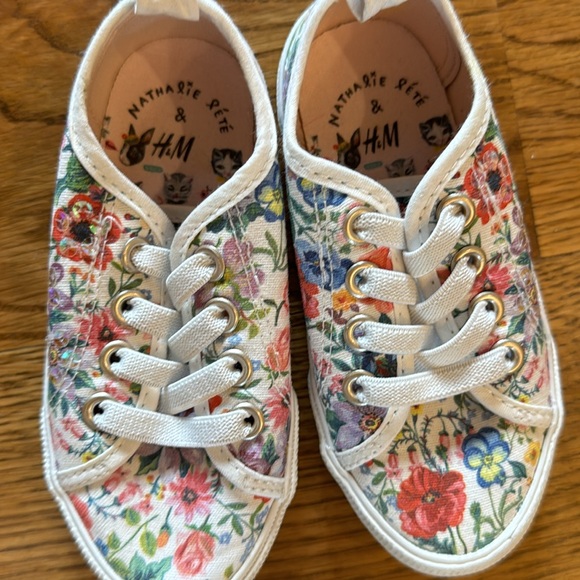 H&M girls sneakers flowers and sequins size 8 - Picture 3 of 6